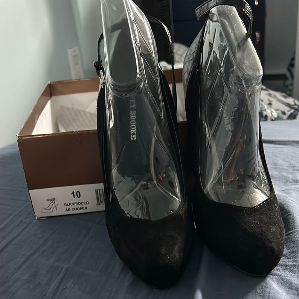 Brooks Black High-Heeled Shoes Classic Suede Design
